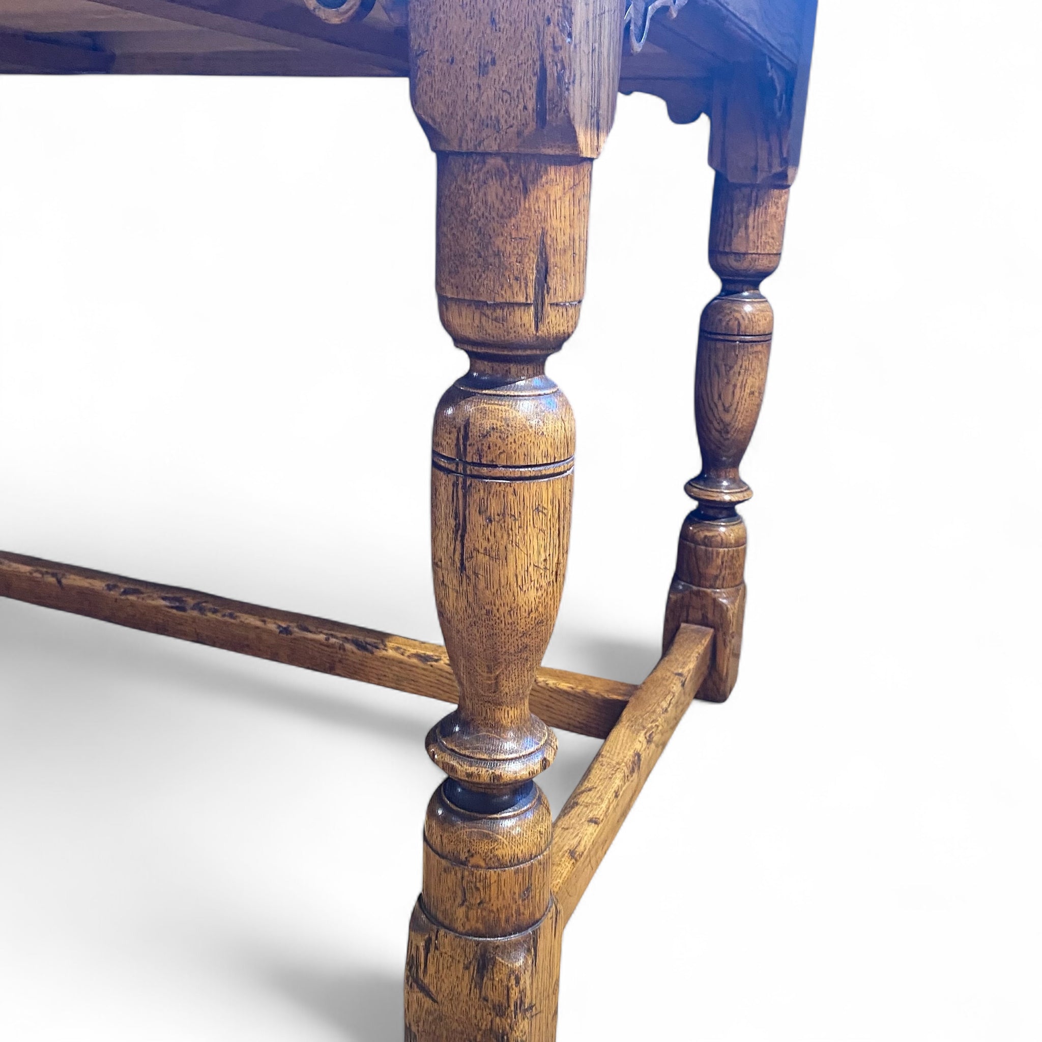 Fabulous quality ' honey ' couloured oak desk in the Georgian style .