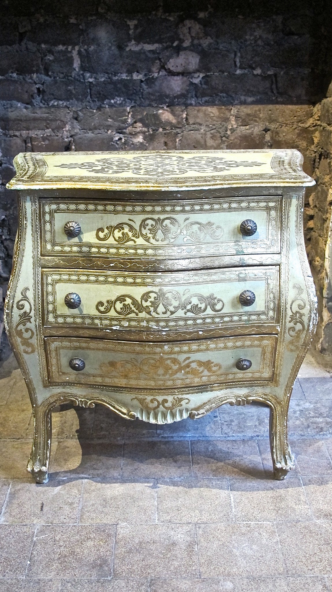X Bombe fronted florentine parcel gilt chest of drawers.