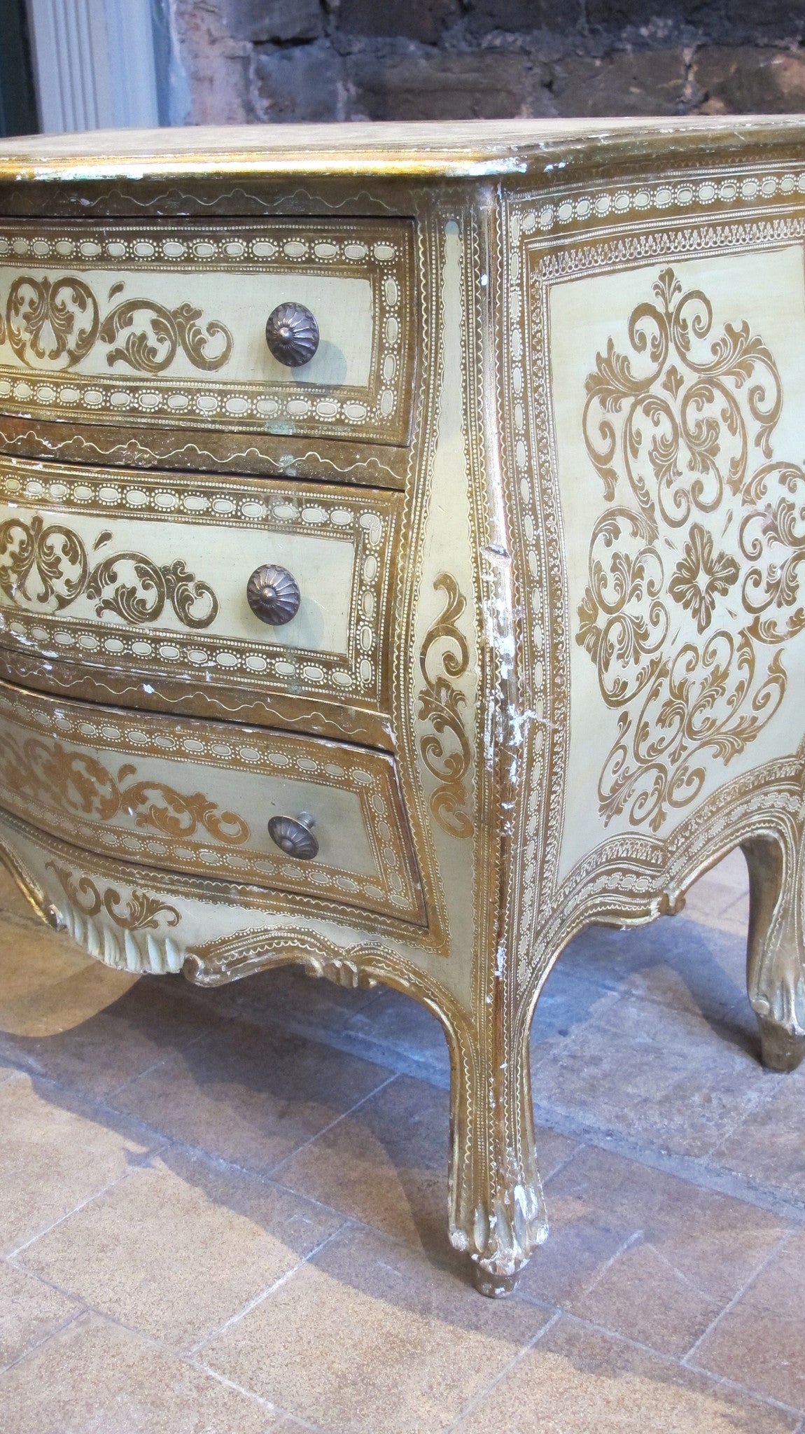 X Bombe fronted florentine parcel gilt chest of drawers.
