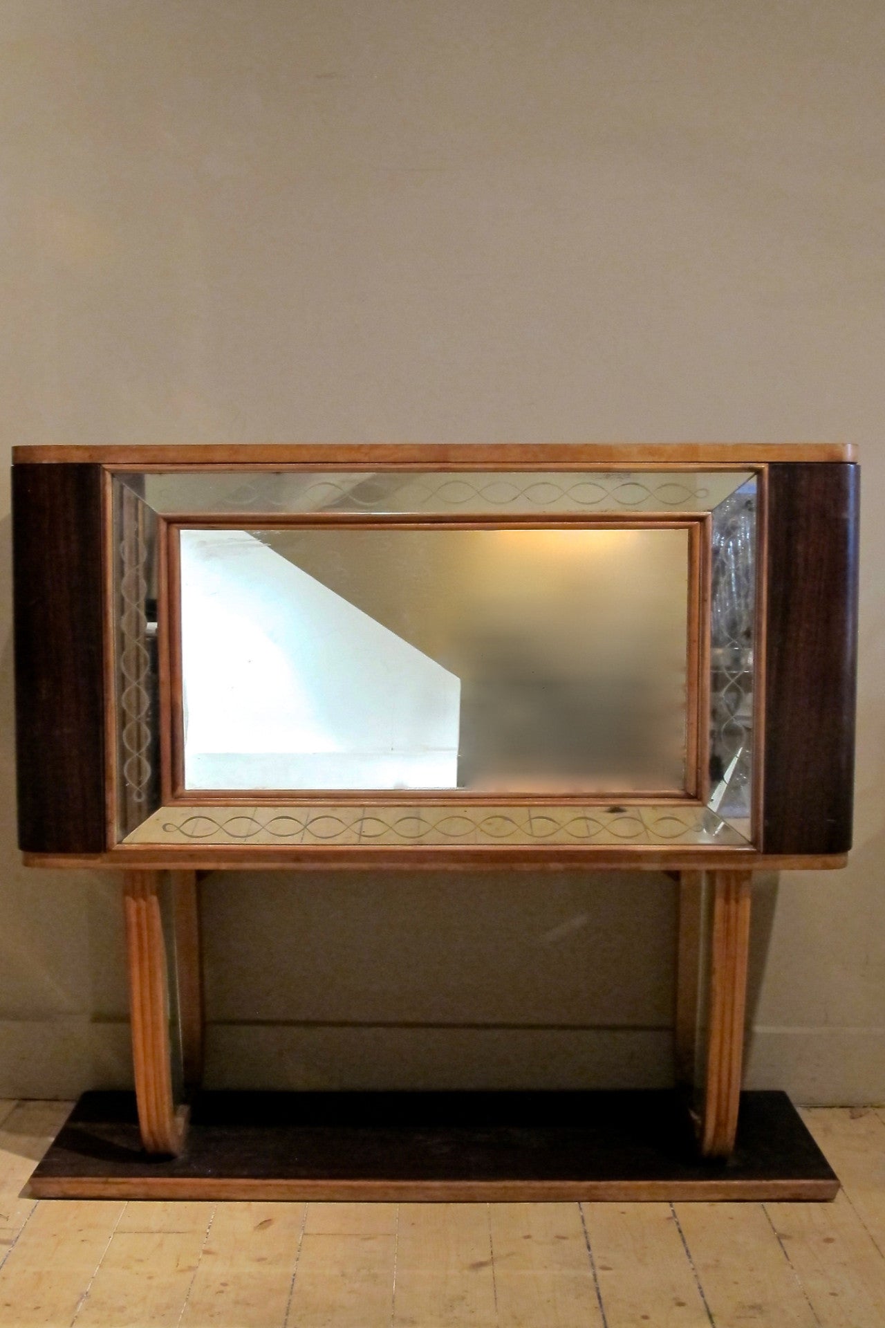 Italian 1920s bar with mirrored interior