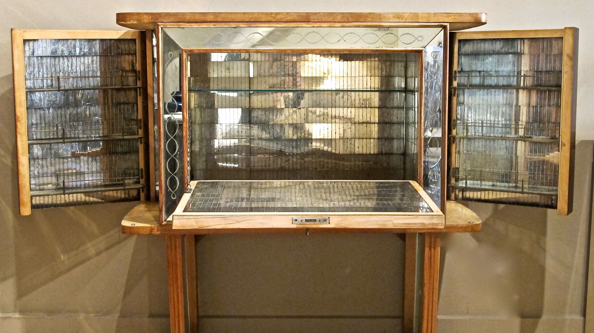 Italian 1920s bar with mirrored interior