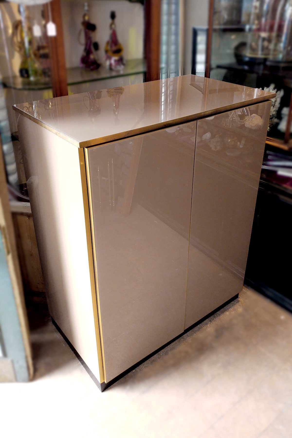 X Glass Surface Bar with Elegant Brass Edging
